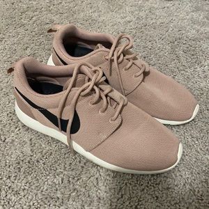 Nike Roshe One Low Top Athletic sneakers pink size 8